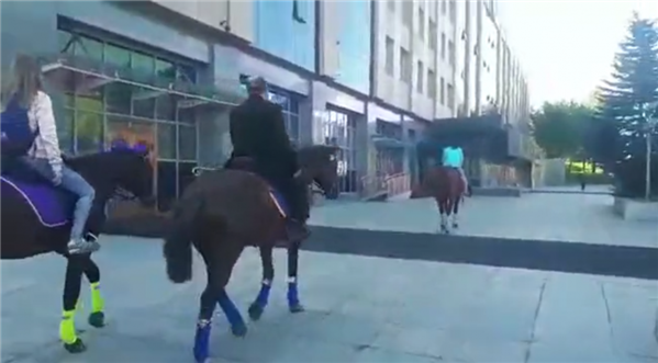 Cưỡi ngựa đi làm phản đối giá xăng tăng, nghị sỹ Nga bị cảnh sát tạm giữ