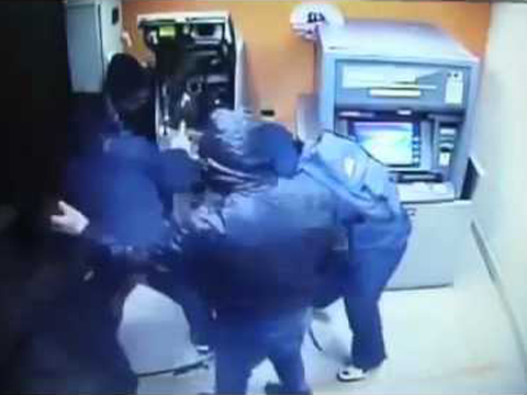 Bắt nhóm người Trung Quốc vào Việt Nam trộm tiền từ cây ATM