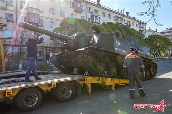 “Quái thú” SU-152 bất ngờ tái xuất trong duyệt binh ở Nga