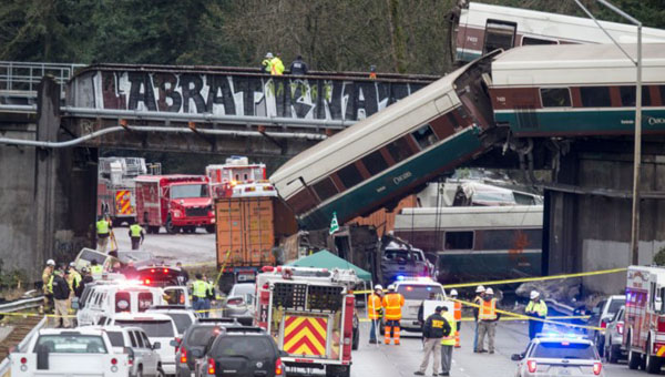 Mỹ: Tàu Amtrak trật đường ray, treo lơ lửng trên cao tốc, 6 người chết