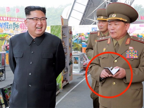 Vì sao ai vây quanh Kim Jong Un cũng cầm sổ tay?