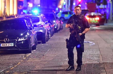 Lao xe và đâm dao ở London, 7 người thiệt mạng