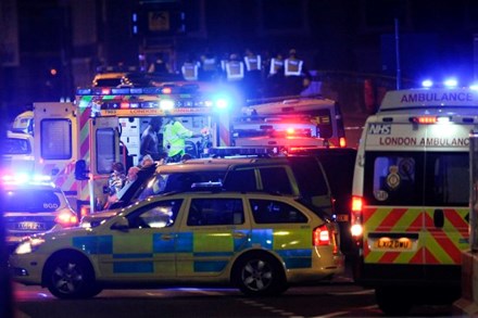 Tài xế taxi gan dạ lao xe ra ngăn cản nhóm khủng bố ở London