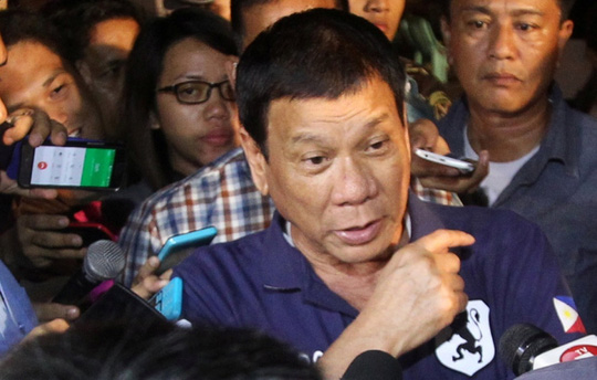 Ông Duterte tự lái mô tô đi giết tội phạm