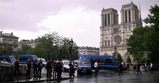 Cảnh sát Pháp bắn kẻ tấn công bên ngoài Nhà thờ Đức Bà Paris