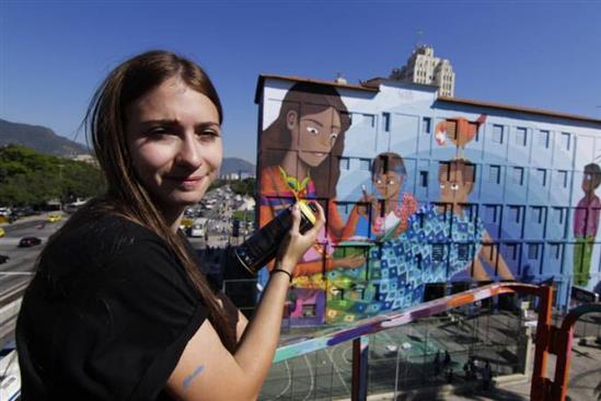 Bức tranh tường lập kỷ lục Guinness của nữ họa sĩ trẻ