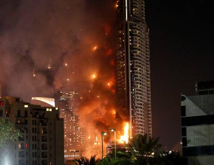 Hình ảnh khách sạn Dubai chìm trong biển lửa đêm giao thừa