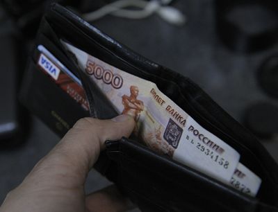 Người Nga đối phó với đồng ruble mất giá