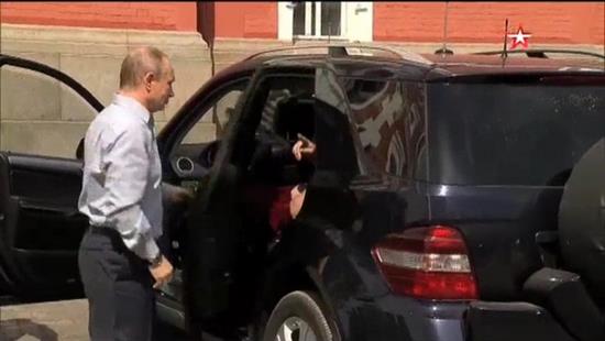 Clip Tổng thống Putin làm tài xế chở nhân vật bí ẩn