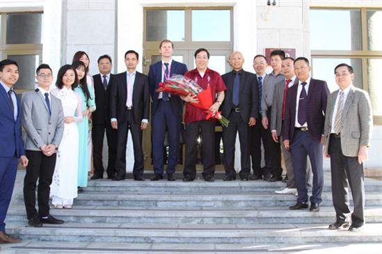 Đại sứ Nguyễn Thanh Sơn thăm và làm việc tại tỉnh Svetlốp