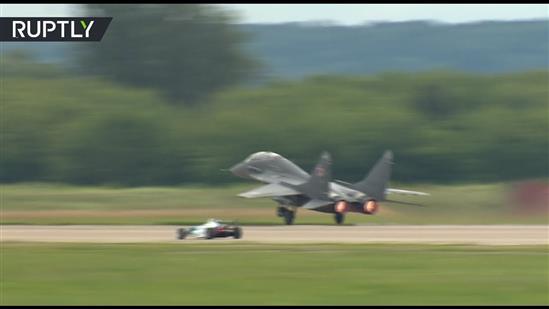 Xe đua công thức một đọ tiêm kích MiG-29