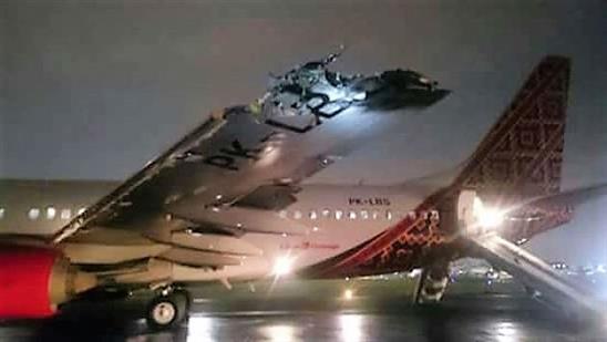Máy bay Indonesia đâm nhau trên đường băng
