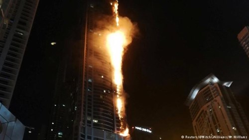 Hiện trường vụ cháy tòa nhà chọc trời ở Dubai