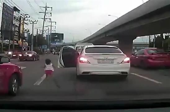 Clip: “Thót tim” cảnh đứa bé rơi từ ôtô xuống đường thoát nạn nhờ cú co chân