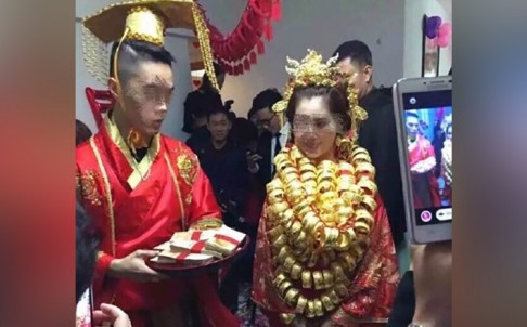 Chói mắt với đám cưới trĩu vàng ở Trung Quốc