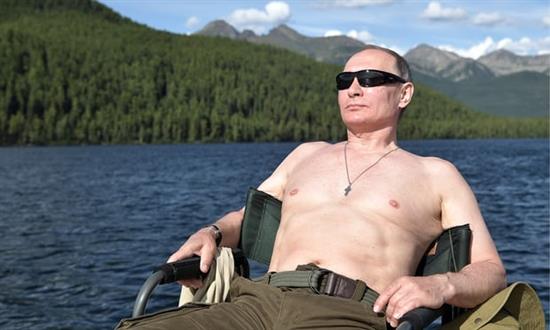 Hàng ngàn người Nga cởi trần chụp ảnh bắt chước Putin