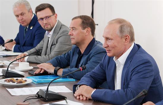 Putin và Medvedev họp bàn hỗ trợ tài chính cho Crimea