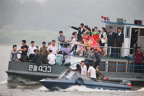 Mặc thế giới, dân Triều Tiên vui tươi đi du thuyền