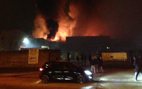 Cháy kinh hoàng tại một nhà kho ở London (Anh)