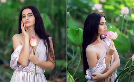 Mẫu nữ người Nga bị phạt vì chụp ảnh với hoa sen quý hiếm