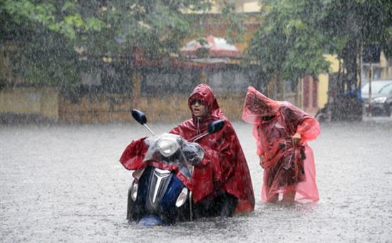 Áp thấp nhiệt đới đổ bộ đất liền, Hà Nội mưa lớn giờ tan tầm, nguy cơ ngập nhiều phố