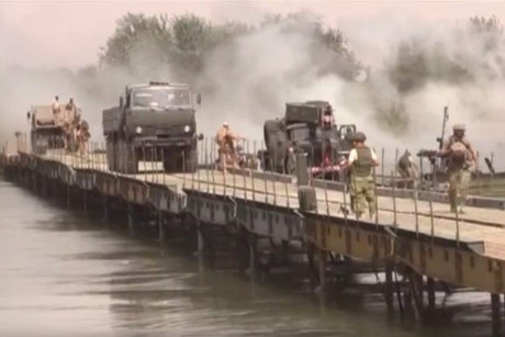 Chùm ảnh công binh Nga xây dựng cầu vượt sông Euphrates
