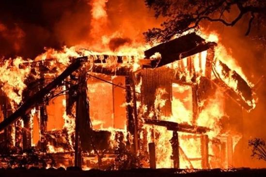 Lửa cháy ngút trời khắp California, hàng chục người chết
