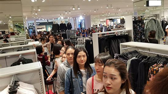 Gần 6.000 khách Hà Nội mua sắm trong 8,5 giờ H&M mở cửa