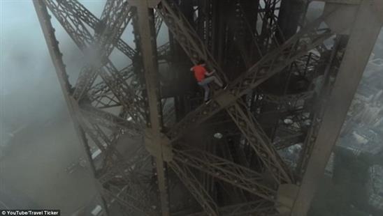 Leo tháp Eiffel liều lĩnh không dùng thiết bị bảo hộ