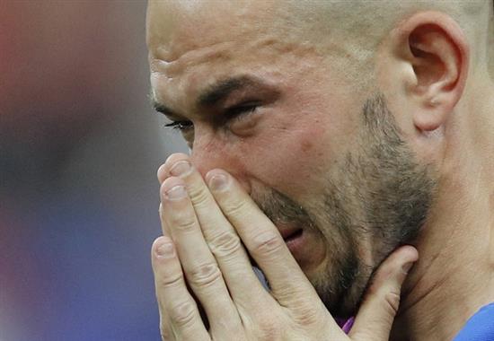 Cầu thủ Pháp khóc như mưa sau trận thua Bồ Đào Nha