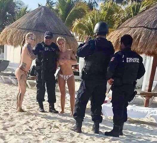 Chụp ảnh với hai cô gái ngực trần, nam cảnh sát Mexico gặp hạn