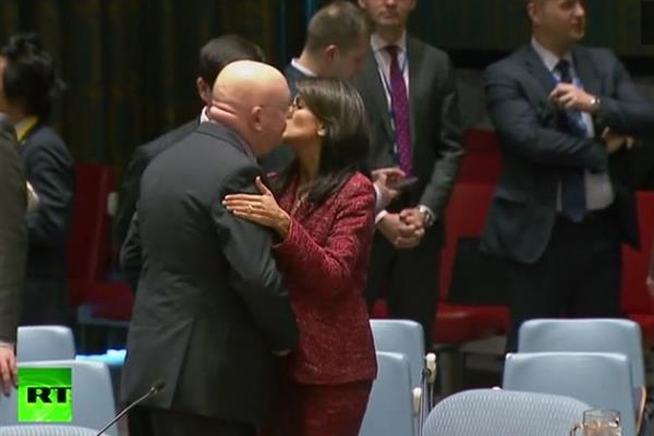 Nụ hôn bất ngờ Đại sứ Nga-Mỹ trao nhau sau màn tranh luận nảy lửa tại HĐBA