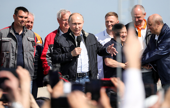 Tổng thống Putin ca ngợi lễ hợp long cầu vượt biển Crimea là 