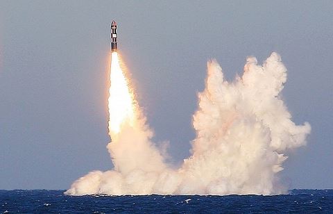 Tàu ngầm Nga phóng liên hoàn 4 tên lửa Bulava xuyên lục địa Á - Âu