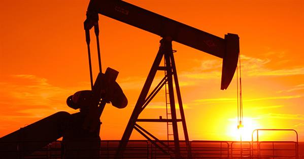 Giá dầu lao dốc khi OPEC, Nga bắt tay tăng sản lượng