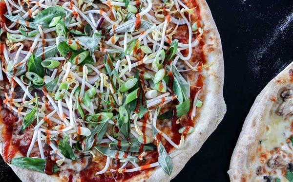 Pizza vị phở Việt gây tranh cãi dữ dội tại Australia