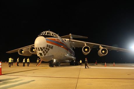 40 tấn hàng của Nga hỗ trợ người dân vùng bão lũ tới Cam Ranh lúc nửa đêm