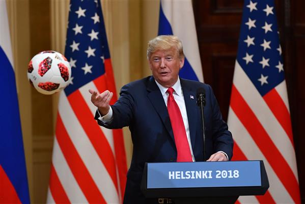 Trump tung bóng World Cup do Putin tặng cho vợ