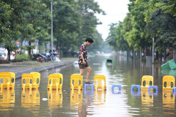Dân mạng có ảnh gì vui ngày Hà Nội ngập lụt trên diện rộng?