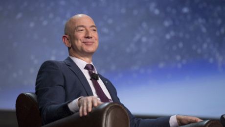 Ông chủ Amazon đoạt ngôi giàu nhất thế giới từ Bill Gates