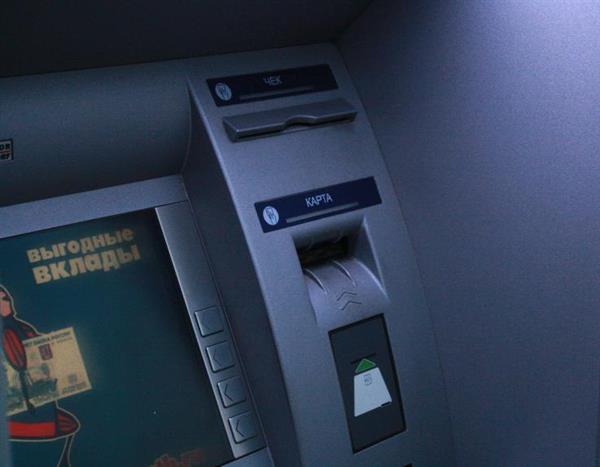 Nga: Đi tù vì rút tiền rúp, cây ATM nhả ra toàn đồng đô la Mỹ