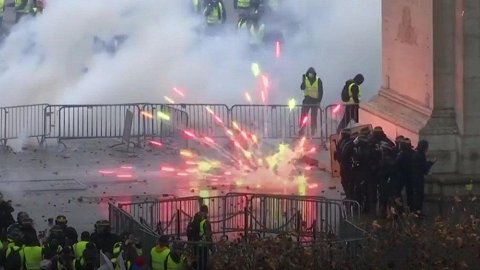 Cử chỉ đẹp của cảnh sát Pháp xoa dịu những người biểu tình cực đoan