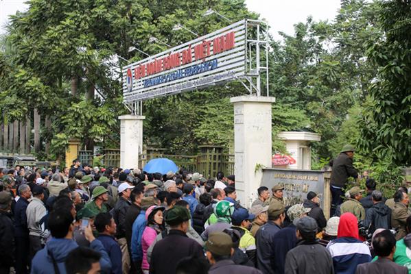 Người dân vượt rào vào trụ sở VFF, đòi mua vé xem chung kết AFF Cup