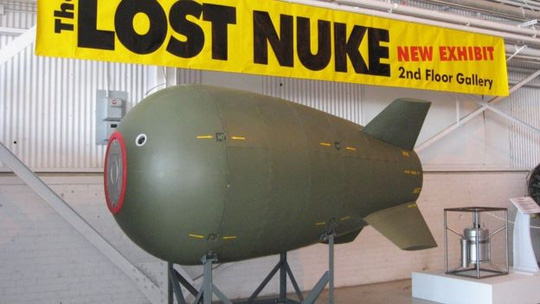Thợ lặn vô tình phát hiện quả bom hạt nhân Mỹ 