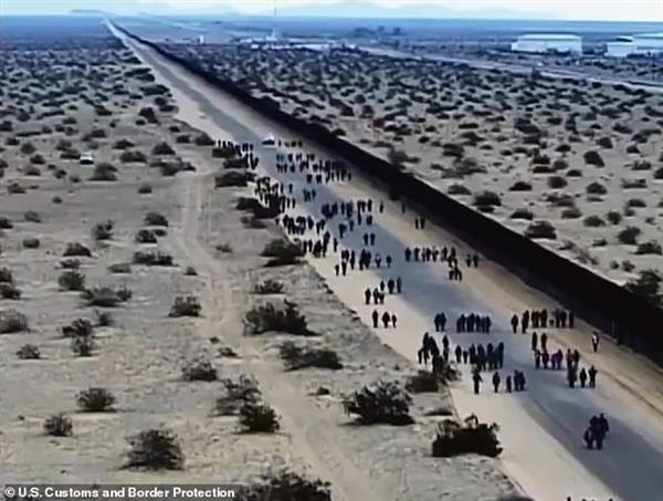 Cận cảnh lỗ đào 'xuyên thủng' bức tường biên giới Mỹ, nơi 376 người vượt biên