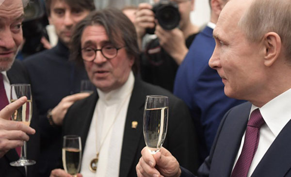 Video: Ông Putin khéo léo ''bắt cóc'' ly rượu trong tay nhạc trưởng nổi tiếng
