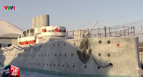 Tù nhân Nga đắp siêu du thuyền khổng lồ từ tuyết