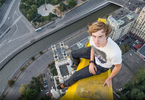 Đứng tim với chùm ảnh chụp từ độ cao 156m của chàng trai người Nga