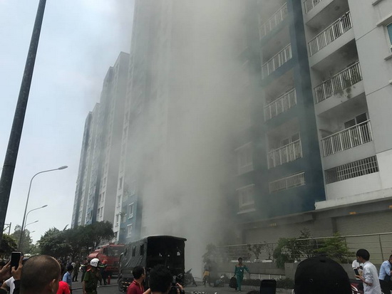 Cháy chung cư 13 người chết: Lửa lại bùng phát, dân bỏ chạy