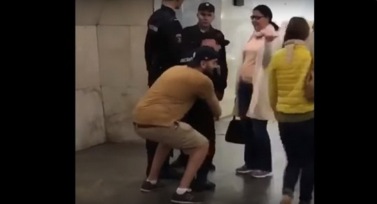 Ủy ban điều tra Nga mở vụ kiện người thích đùa kéo viên cảnh sát vào tàu điện ngầm (video)